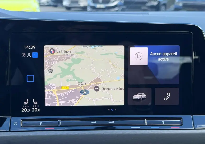 Écran tactile central de la Volkswagen Golf 2024 gris lunaire affichant navigation et commandes multimédia.