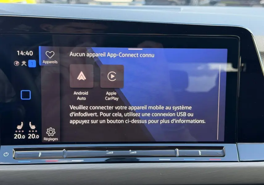 Écran tactile central de la Volkswagen Golf gris lunaire 2024 affichant l'interface App-Connect.