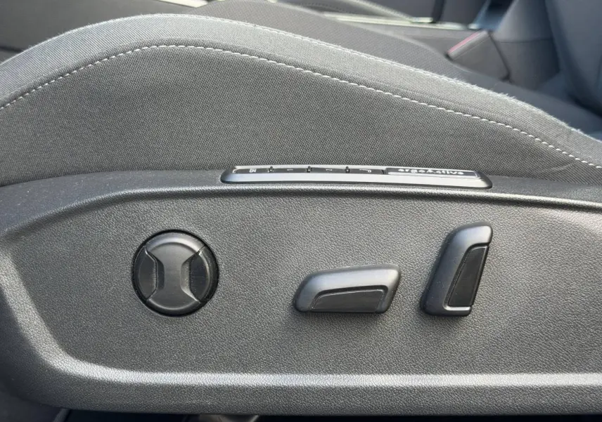 Détail des commandes de réglage électrique du siège avant gris d’une Volkswagen Golf 1.5 TSI Style 2024.