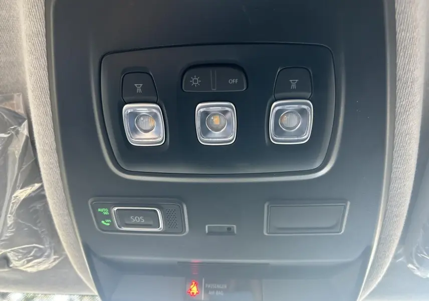 Plafonnier intérieur du Renault Trafic Fourgon L1H1 Gris Urbain avec commandes d'éclairage et bouton SOS visible.