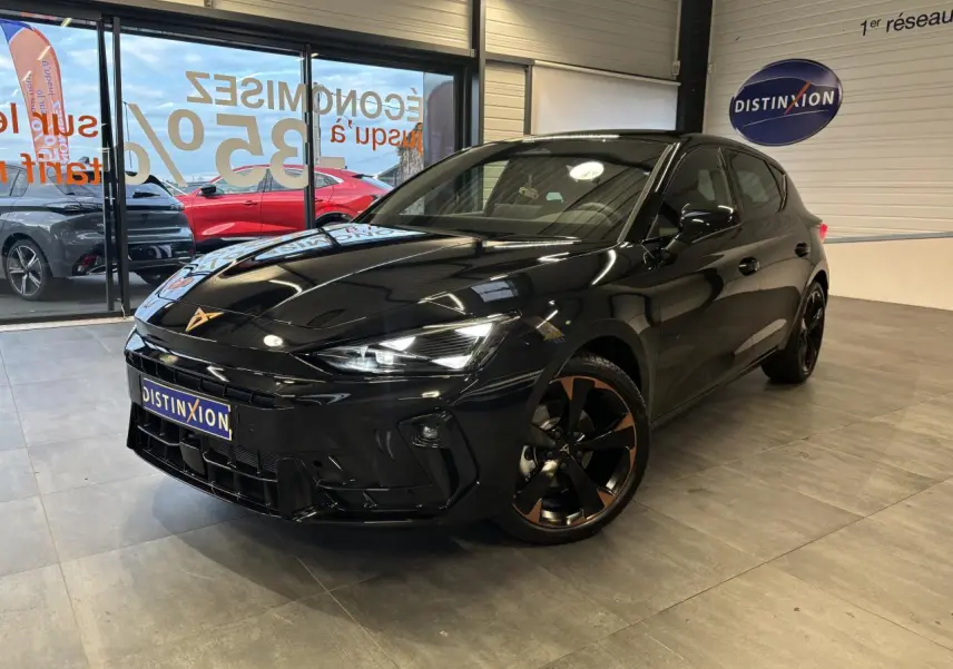 Vue 3/4 avant d'une CUPRA Leon noire midnight avec jantes alliage 18'' cuivrées et logo CUPRA sur calandre.