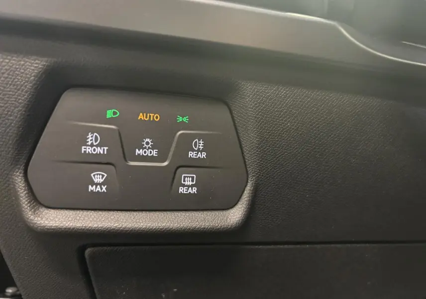 Panneau de commandes d’éclairage intérieur noir texturé avec indicateurs lumineux sur une CUPRA Leon noir midnight.