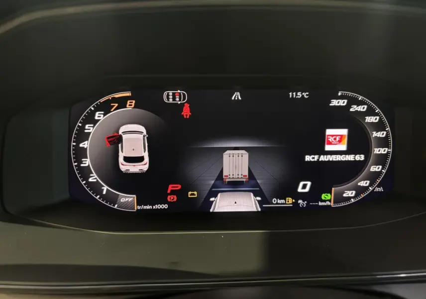 Combiné d'instruments digital de la CUPRA Leon 2026 affichant la vitesse, régime moteur et alertes de sécurité.