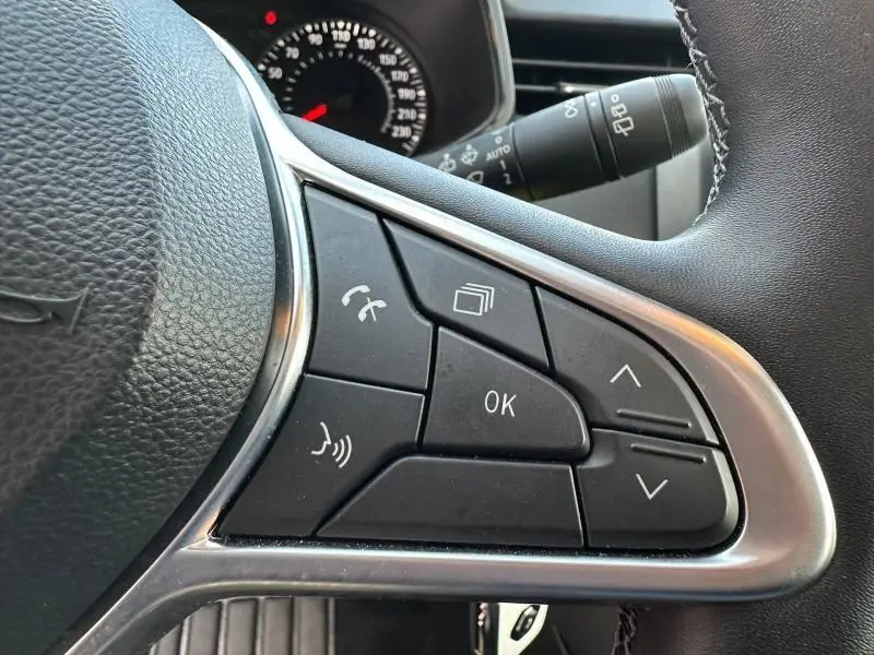Gros plan sur les commandes au volant côté droit de la Renault Clio 1.0 TCe 90ch Equilibre gris 2023, avec boutons multifonctions.