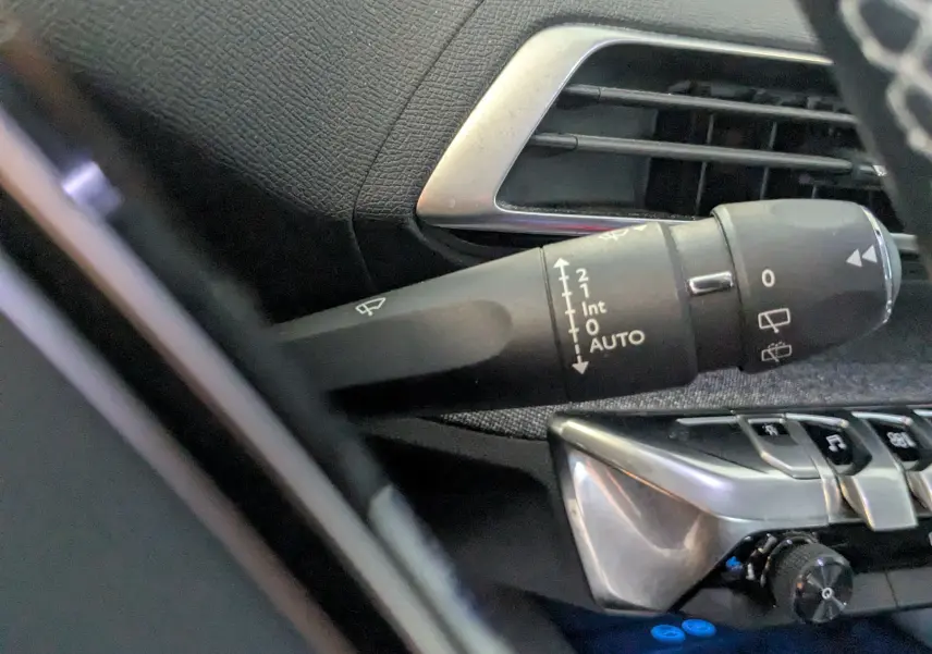 Gros plan sur la commande d’essuie-glace côté gauche du tableau de bord du Peugeot 3008 blanc toit noir 2018.