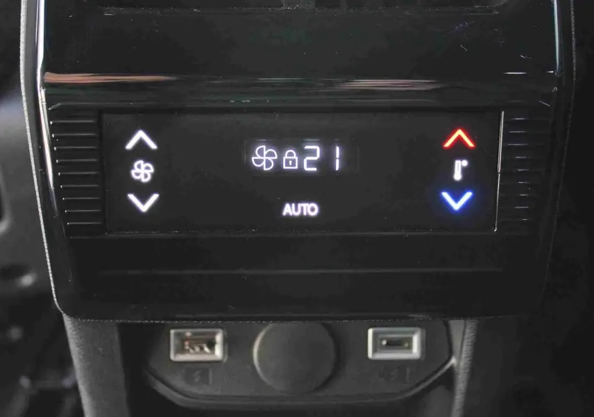 Détail de la commande de climatisation digitale avec affichage de la température à 21°C et deux ports USB sur Peugeot 5008 gris titane.