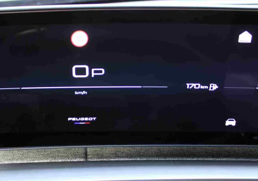 Tableau de bord numérique du Peugeot 5008 Hybrid 2025 affichant la vitesse, autonomie et température intérieure.