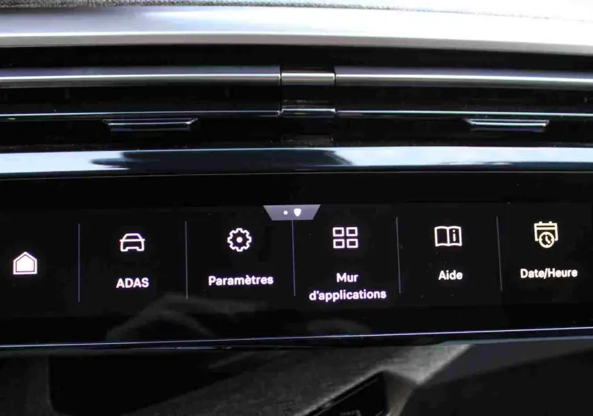 Écran tactile central du tableau de bord du Peugeot 5008 gris titane, affichant les menus ADAS, paramètres et applications.