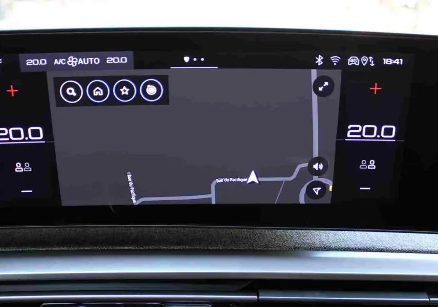 Écran tactile central du tableau de bord du Peugeot 5008 gris titane, affichant la navigation et la climatisation à 20°C.