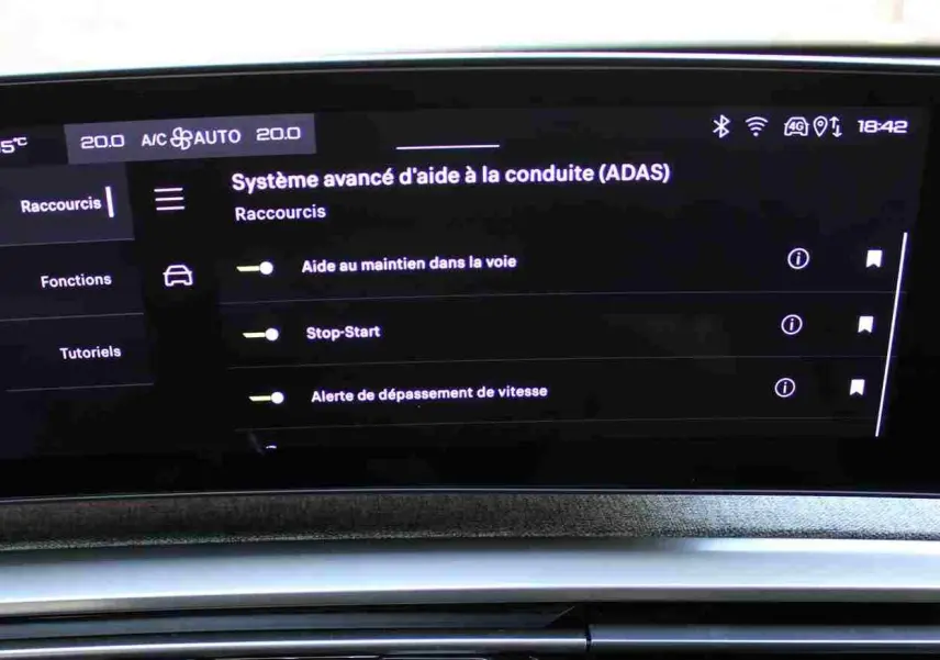 Écran tactile intérieur du Peugeot 5008 Hybrid 2025 affichant les options avancées d’aide à la conduite.