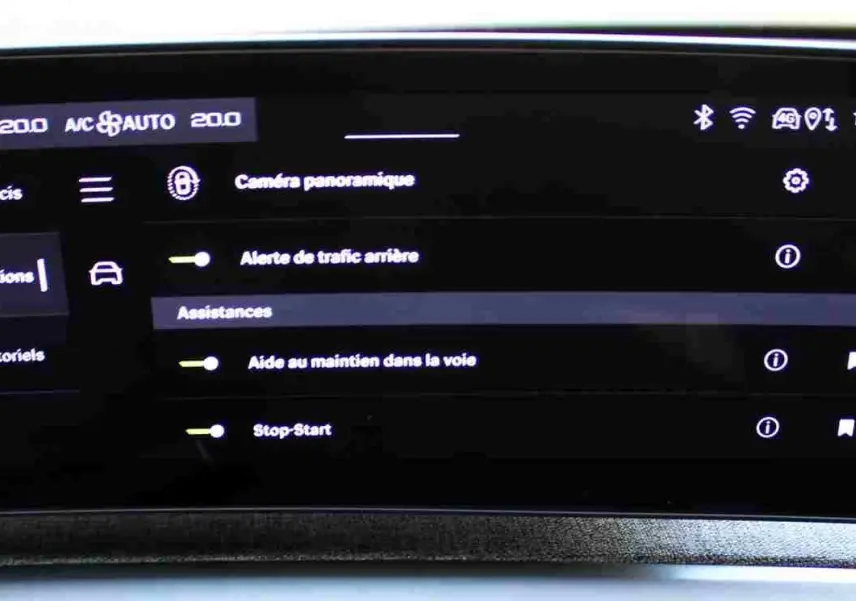 Écran tactile intérieur du Peugeot 5008 III Hybrid affichant les options d'assistance à la conduite.