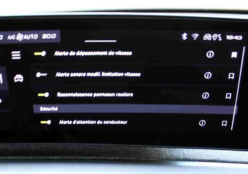 Écran tactile intérieur du Peugeot 5008 Hybrid 2025 affichant les réglages de sécurité et alertes conducteur.