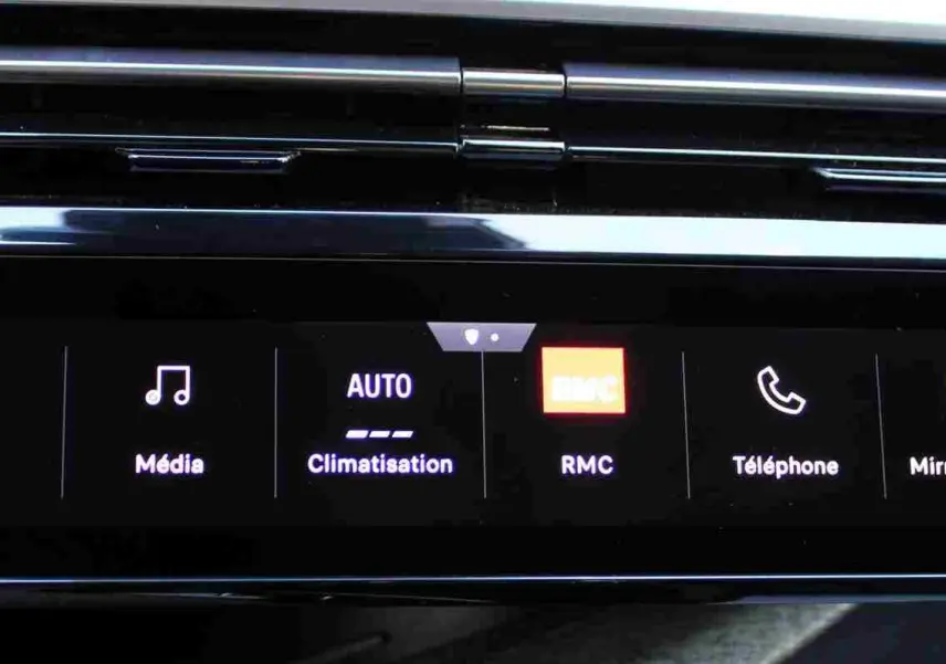 Écran tactile central du tableau de bord du Peugeot 5008 III Hybrid, affichant les options Média, Climatisation, RMC, Téléphone et Mirror Screen.