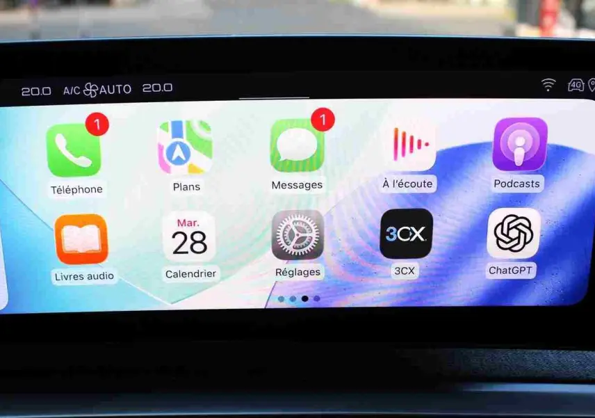 Écran tactile central du Peugeot 5008 Hybrid 2025 affichant les applications connectées avec interface claire et colorée.