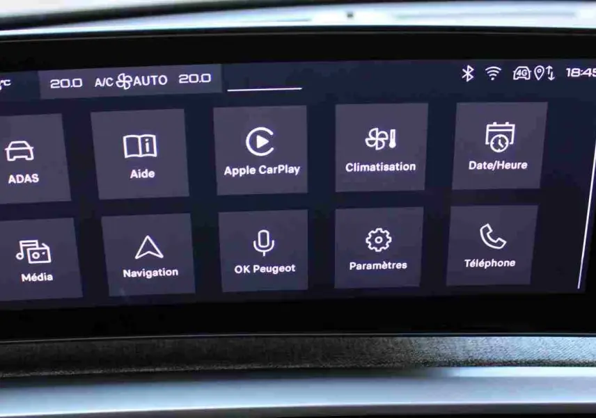 Écran tactile central du Peugeot 5008 Hybrid 2025 affichant les options connectées et climatisation.