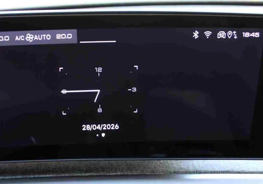 Affichage numérique du tableau de bord du Peugeot 5008 Hybrid 2025, montrant l'heure, la date et la température intérieure.