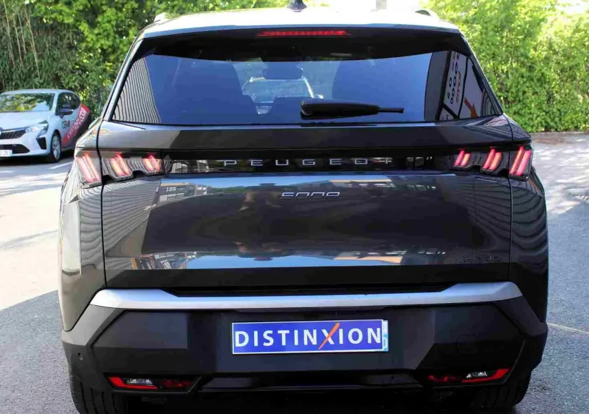 Vue arrière d’un Peugeot 5008 gris titane métal 2025 avec feux LED caractéristiques et plaque Distinxion.