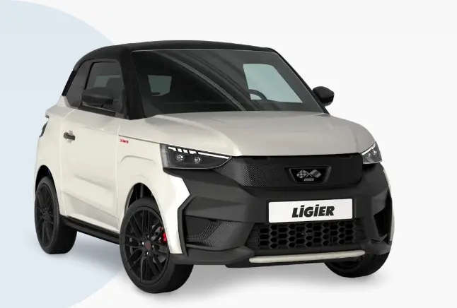 Vue 3/4 avant droite de la Ligier JS50 blanche avec toit noir et jantes alu noires, calandre et pare-chocs noirs marqués.