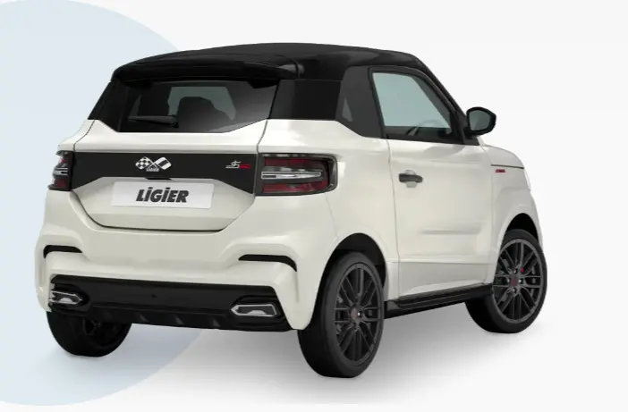Vue 3/4 arrière droite d'une Ligier JS50 blanche 2026 avec toit noir, jantes alu 16" et feux arrière LED distinctifs.