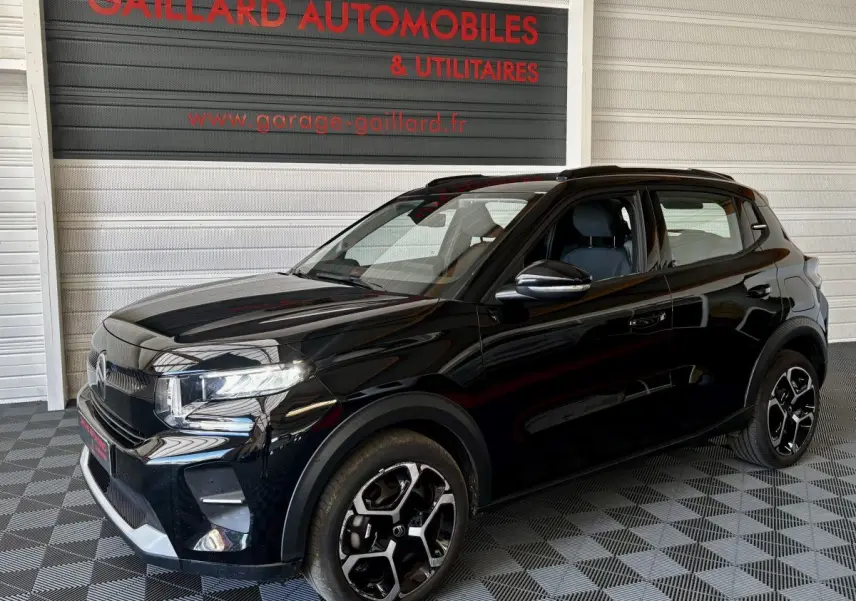 Citroën C3 Turbo 100 BVM6 noir vue 3/4 avant droit, avec jantes noires et toit noir brillant en showroom.