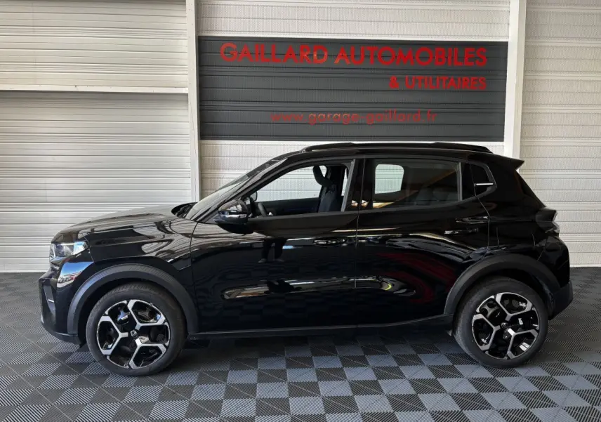 Profil côté gauche d'une Citroën C3 Turbo 100 BVM6 MAX noire, avec jantes distinctives et rétroviseurs ton caisse.