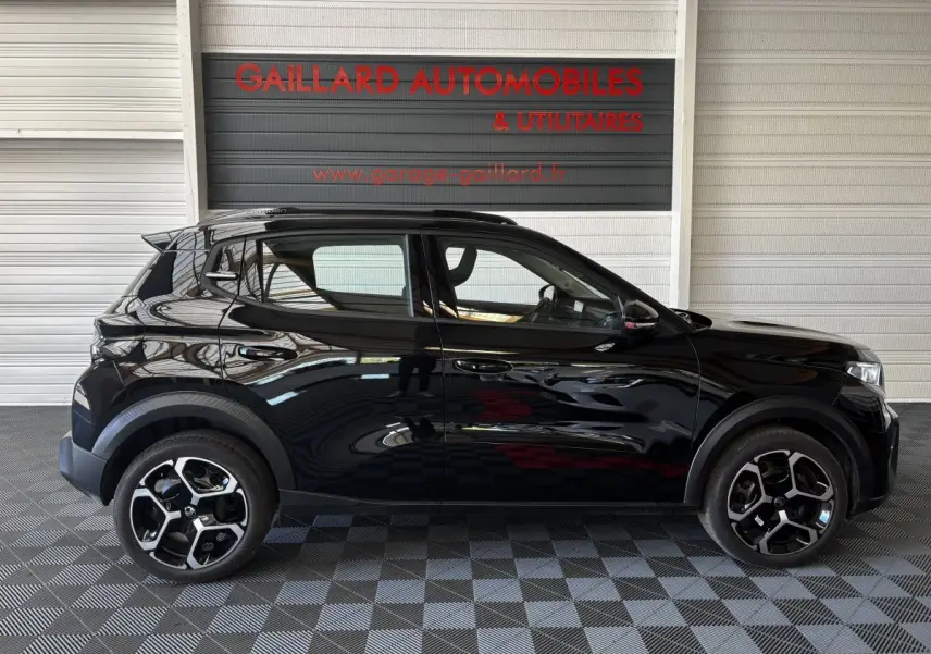 Profil droit d'une Citroën C3 Turbo 100 BVM6 MAX noire 2025, avec jantes distinctives et toit noir brillant.