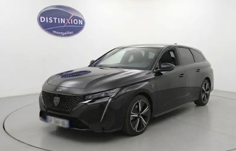 Peugeot 308 SW PHEV 180 e-EAT8 noir, vue 3/4 avant droit, avec feux LED et jantes alliage distinctives.