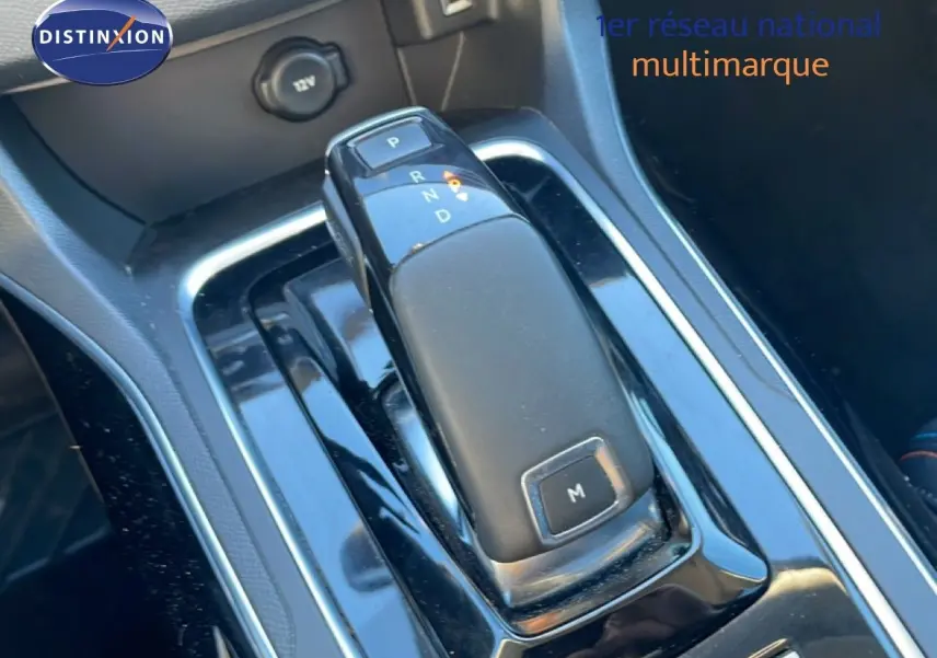 Le levier de vitesses automatique noir brillant de la Peugeot 308 gris Artense, vue en gros plan intérieur.