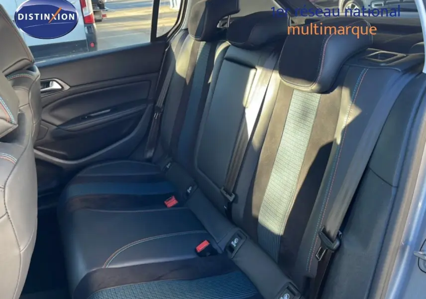 Vue intérieure côté gauche des sièges arrière en cuir noir et tissu de la Peugeot 308 gris Artense 2019.