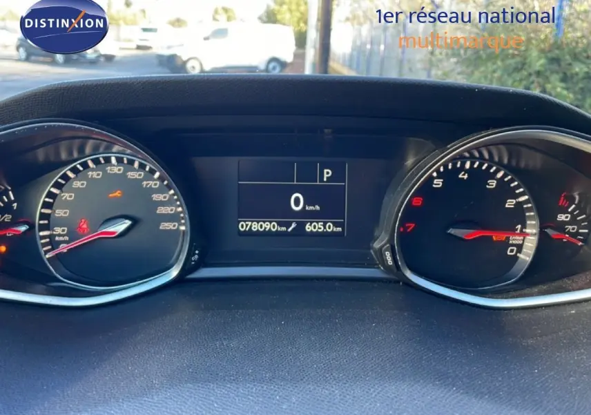 Vue rapprochée du tableau de bord de la Peugeot 308 affichant le compteur de vitesse et le compte-tours.
