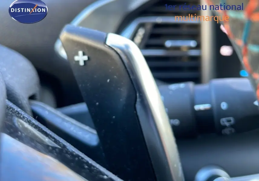Gros plan sur la palette de changement de vitesse côté droit du volant d’une Peugeot 308 gris Artense 2019.