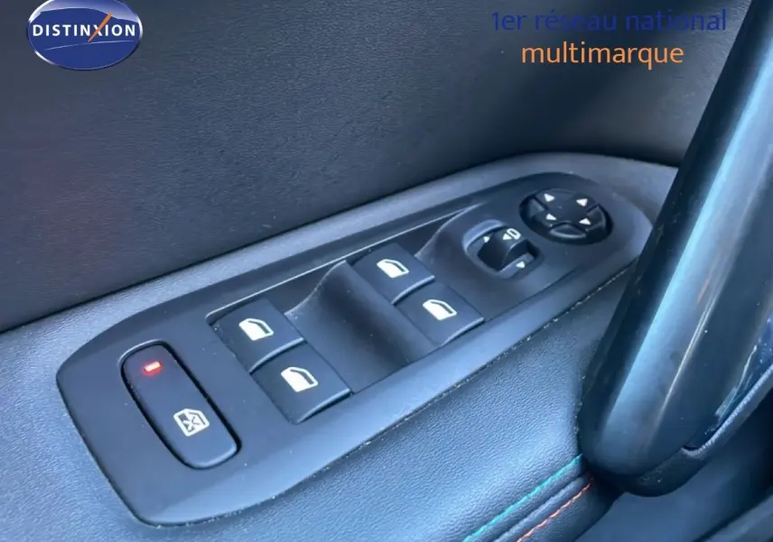 Gros plan sur les commandes des vitres électriques côté conducteur d'une Peugeot 308 gris Artense, avec bouton de verrouillage activé.