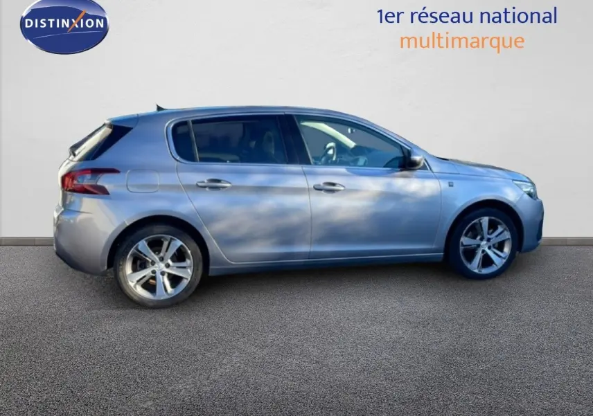 Peugeot 308 gris Artense métal vue de profil côté gauche, avec jantes alliage et lignes épurées.