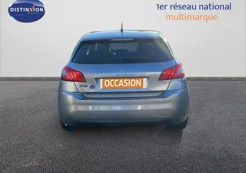 Vue arrière d'une Peugeot 308 gris Artense métal de 2019 avec plaque d'immatriculation orange "OCCASION".