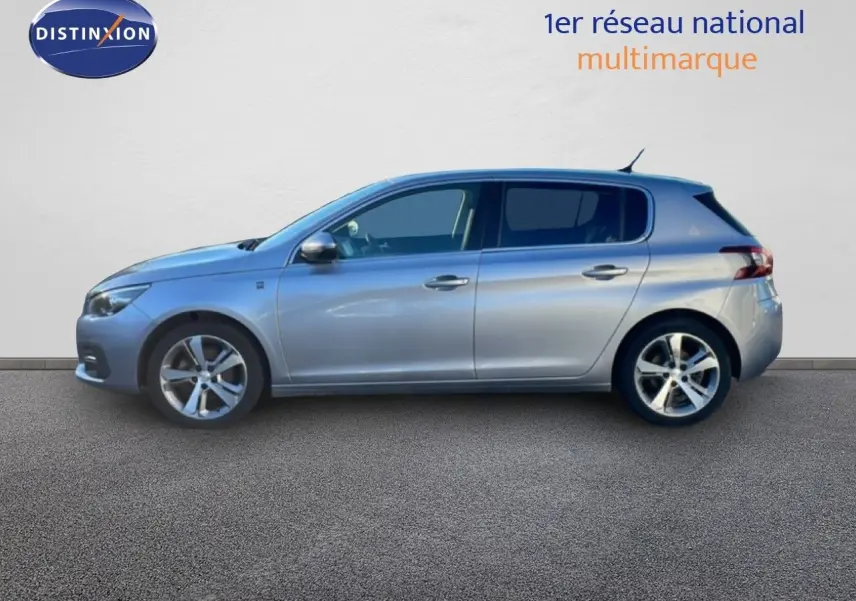 Profil côté gauche d'une Peugeot 308 gris Artense métal de 2019, avec jantes alliage et lignes épurées.