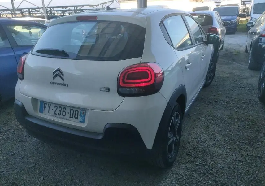 Vue 3/4 arrière droite d'une Citroën C3 Société blanche de 2021 avec feux arrière LED et jantes noires.