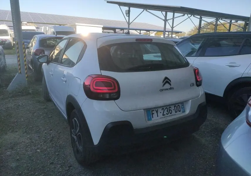 Vue 3/4 arrière d'une Citroën C3 Société blanche 2021 avec feux arrière LED et plaques françaises, stationnée en extérieur.