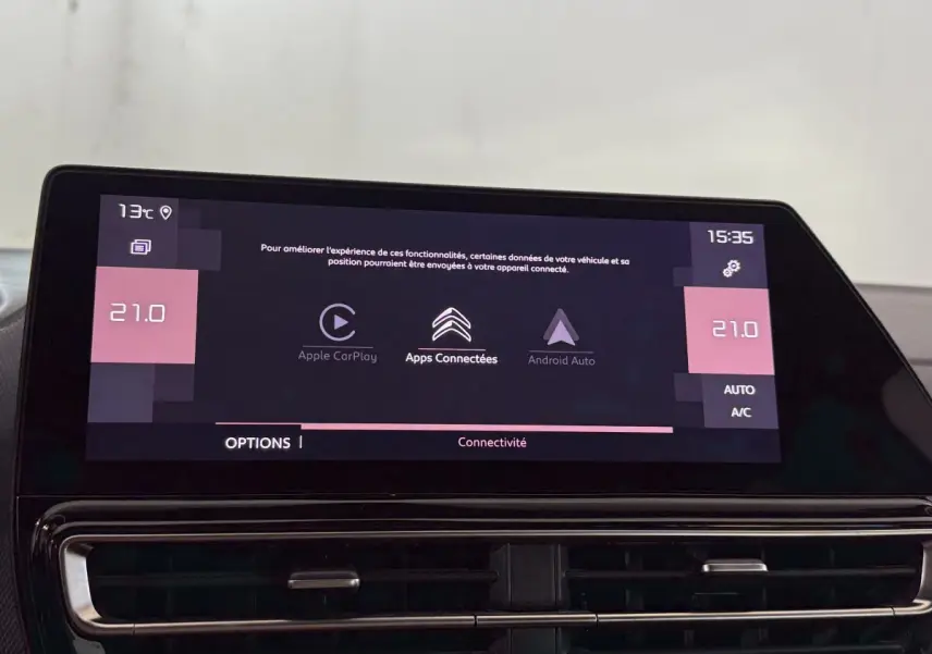 Écran tactile central affichant Apple CarPlay et Android Auto dans un Citroën C5 Aircross gris clair.
