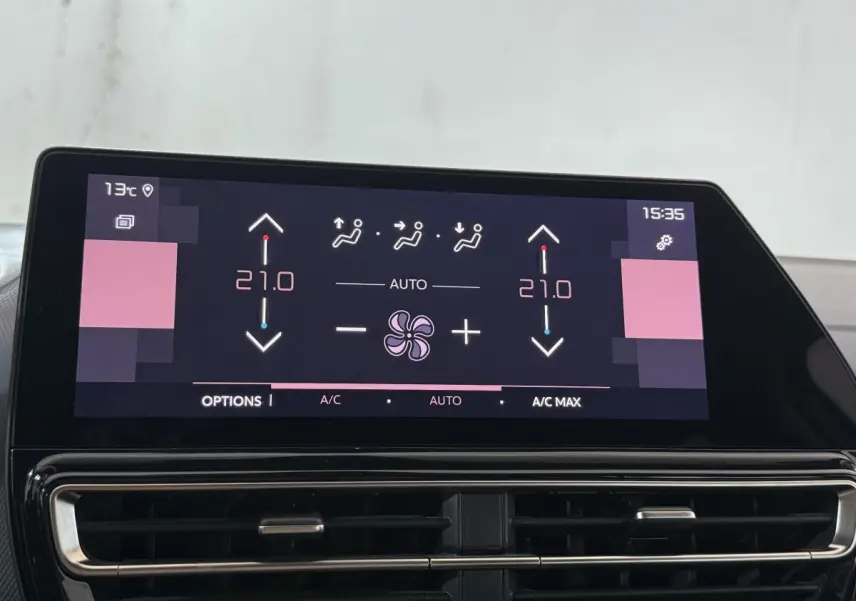 Écran tactile central du tableau de bord du Citroën C5 Aircross gris clair, affichant la climatisation à 21°C.