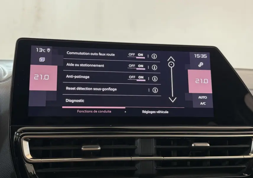 Écran tactile central du tableau de bord du Citroën C5 Aircross 2023 affichant les réglages d’aide à la conduite.