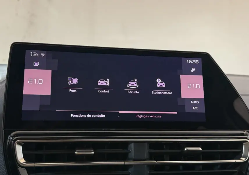 Écran tactile central affichant les réglages du véhicule sur le tableau de bord d'une Citroën C5 Aircross 2023.