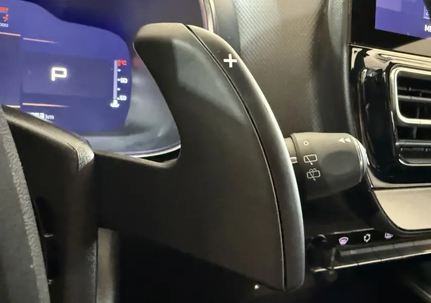 Gros plan sur la palette de changement de vitesse droite noire dans l’habitacle du Citroën C5 Aircross 2023.