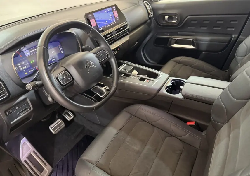 Vue intérieure côté conducteur du Citroën C5 Aircross gris clair, avec tableau de bord digital et écran tactile central.