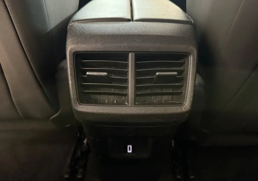 Vue rapprochée des aérateurs arrière noirs et prise USB du Citroën C5 Aircross gris clair, intérieur sombre.