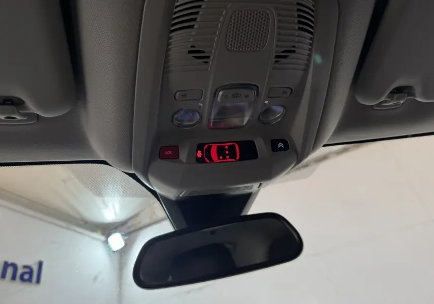 Vue intérieure du plafonnier et rétroviseur d'une Citroën C5 Aircross 2023, avec commandes et affichage lumineux rouge.
