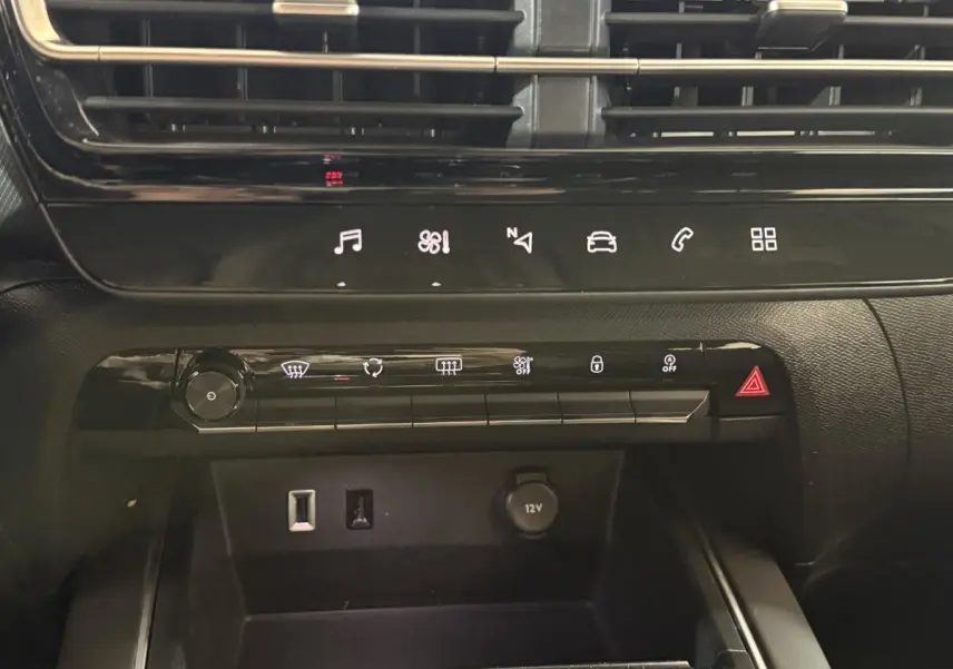 Vue rapprochée de la console centrale noire du Citroën C5 Aircross 2023 avec commandes tactiles et prises USB visibles.