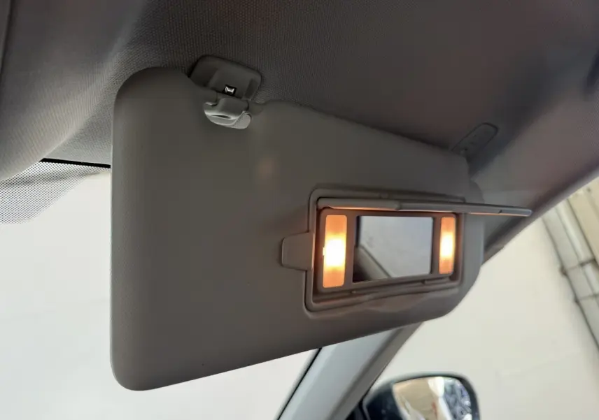 Miroir de courtoisie éclairé sur pare-soleil gris clair côté conducteur dans un Citroën C5 Aircross 2023.