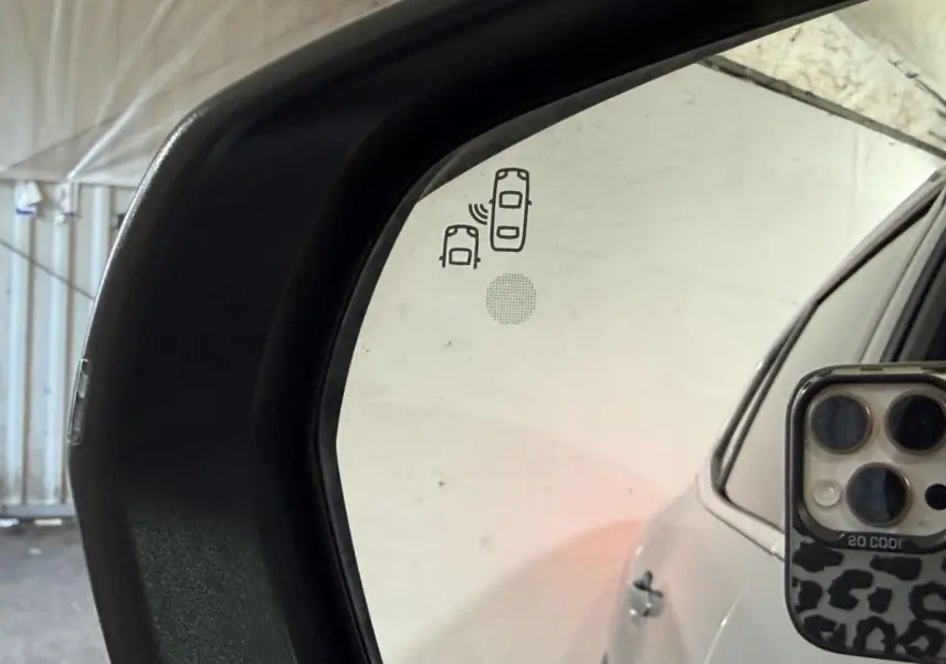 Rétroviseur extérieur gauche du Citroën C5 Aircross gris clair avec icône d’alerte angle mort visible.