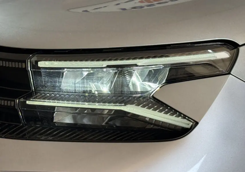 Gros plan sur le phare avant droit LED du Citroën C5 Aircross gris clair 2023, soulignant son design moderne.