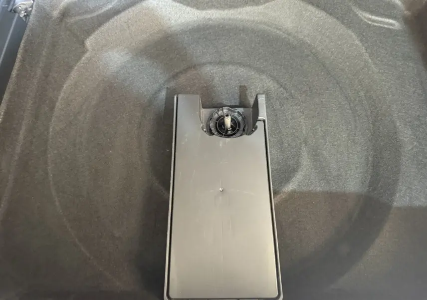 Coffre du Citroën C5 Aircross gris clair vu de dessus, montrant le rangement sous plancher sans roue de secours.